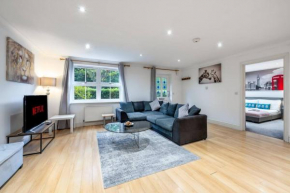 1 bedroom Flat in Egham sleeps 4 with parking